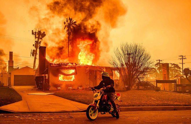 Ogenj je skoraj popolnoma uničil naselje Pacific Palisades in tudi domove številnih slavnih. FOTO: Josh Edelson/AFP