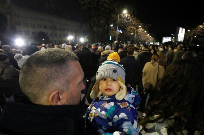 Udeleženci protesta pred notranjim ministrstvom v Podgorici. FOTO: Stevo Vasiljevic/Reuters