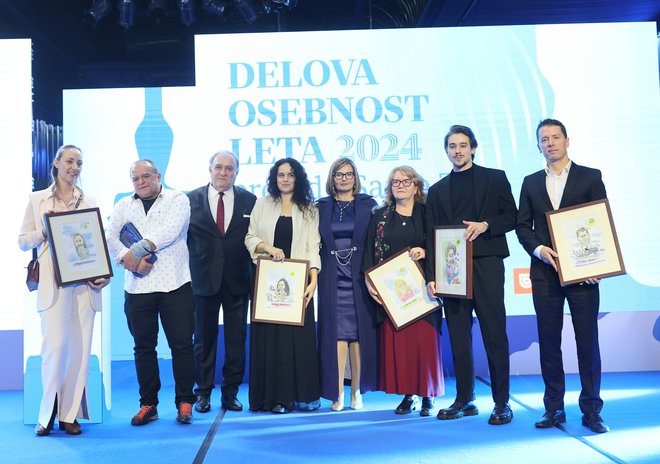 Nominiranci za Delovo osebnost leta 2024 in zmagovalec v družbi direktorice in odgovornega urednika Dela. Od leve si sledijo Špela Miroševič, Delova osebnost leta 2024 Samo Zver, odgovorni urednik Bojan Budja, Sonja Prosenc, direktorica Dela Nataša Luša, Maja Plaz, Bojan Cvjetićanin in Tilen Genov. Nominirani so bili tudi Janja Garnbret, Goran Dragić, Tadej Pogačar in Blaž Brodnjak. FOTO: Blaž Samec/Delo