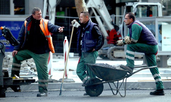 Delavci KPL že od leta 2006 skrbijo za vzdrževanje cest in ulic v mestu, opravljajo pa tudi zimsko službo. FOTO: Roman Šipić/Delo