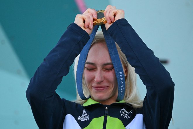 Presrečna Janja Garnbret s pariškim zlatom FOTO: Fabrice Coffrini/AFP