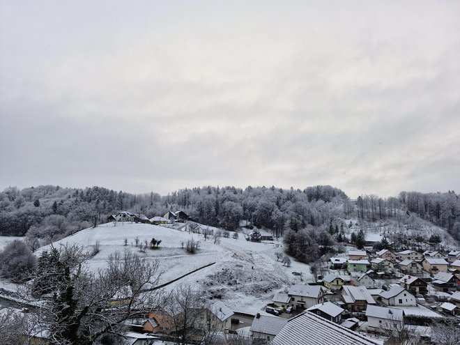 Sneg je rahlo pobelil Šentjur pri Celju. FOTO: Be. B.