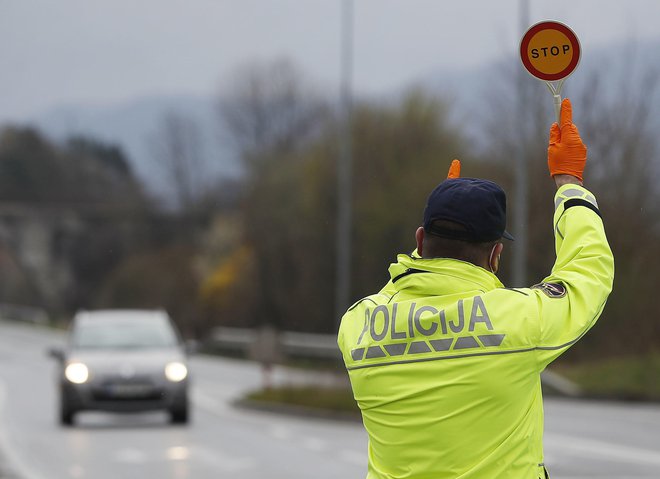 Policija s svojim delom neposredno pripomore k reševanju življenj in premoženja državljanov, zato kakršnikoli poskusi rušenja ugleda te državne ustanove neposredno škodijo vsem. FOTO: Leon Vidic