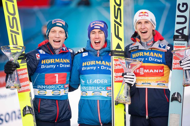 Austrijci Jan Hörl, Stefan Kraft in Daniel Tschofenig so na nedavni novoletni turneji tekmovali v svoji ligi. FOTO: Georg Hochmuth/AFP