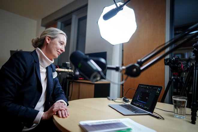 Predsednica AfD Alice Weidel je po ocenah komentatorjev v pogovoru z Elonom Muskom delovala podrejeno, a kljub temu ocenjujejo, da bo pogovor stranki prinesel dodatne volivce. FOTO: Kay Nietfeld/REUTERS