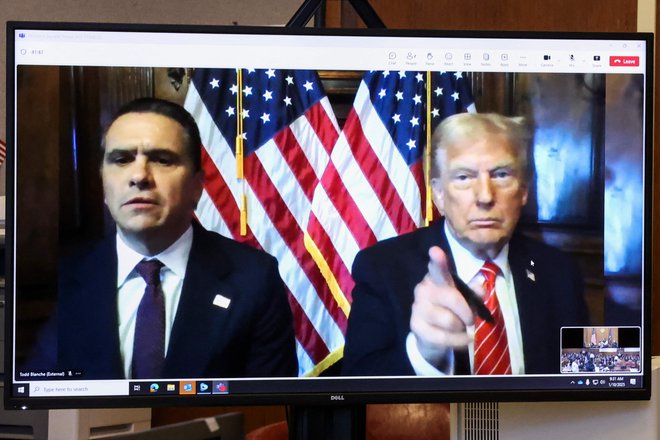 Prihodnji predsednik ZDA Donald Trump s svojim odvetnikom na video povezavi z newyorškim sodiščem. Foto: Brendan Mcdermid/Afp