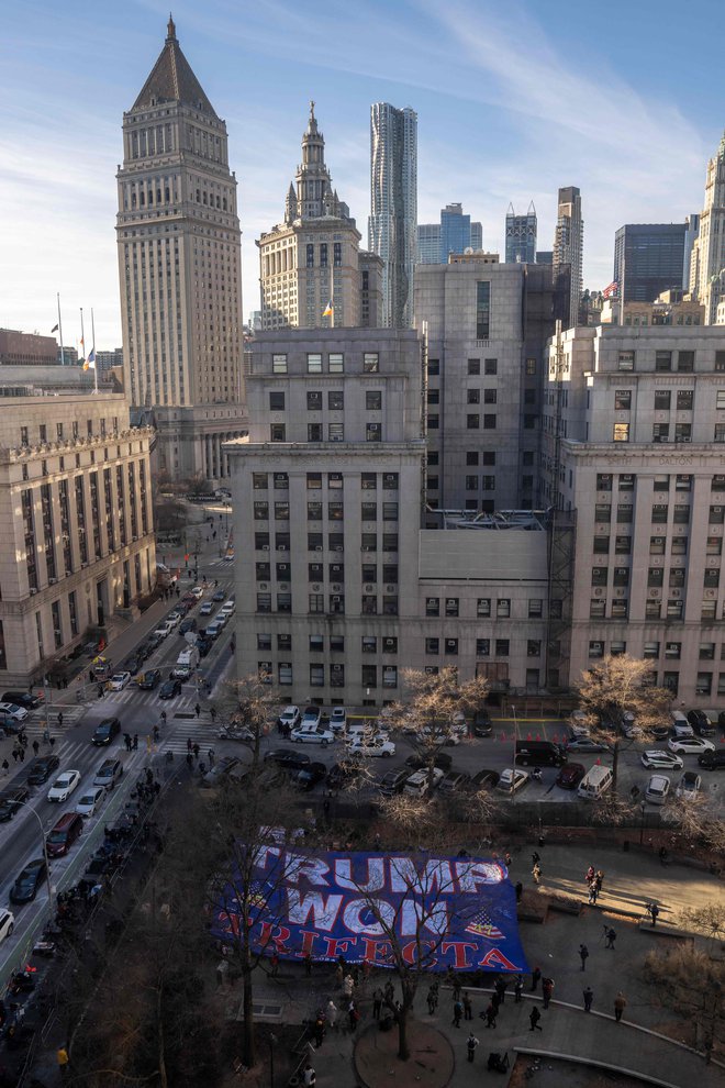 Manhattansko kriminalno sodišče z veliko Trumpovo zastavo. Foto: Adam Gray Getty Images Via Afp