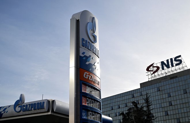 Gazpromneft in Gazprom imata več kot 50-odstotni lastniški delež v Naftni industriji Srbije. FOTO: Oliver Bunić/AFP