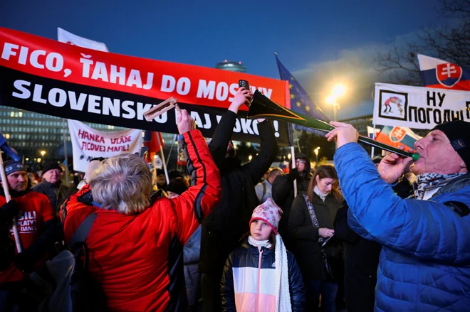 Danes so v Bratislavi potekali protesti v podporo Ukrajini in proti Fičevi proruski politiki. FOTO:  Radovan Stoklasa/Reuters