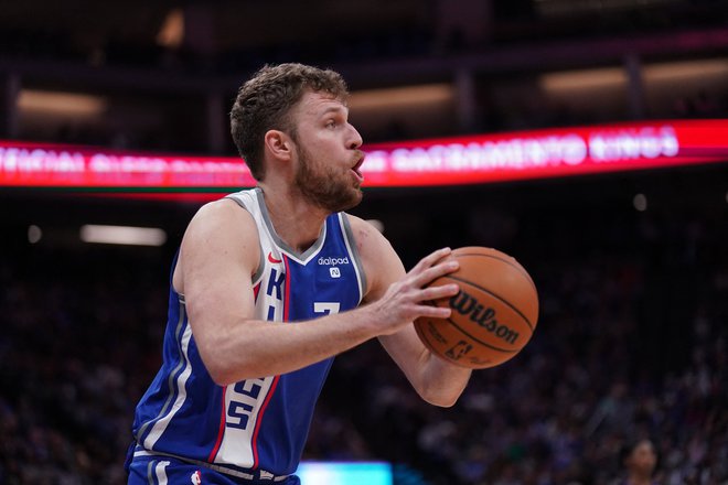 Saša Vezenkov se je v minuli sezoni preizkusil tudi v ligi NBA, igral je za Sacramento, pred aktualno pa se je vrnil v Evropo. FOTO: Cary Edmondson/Reuters