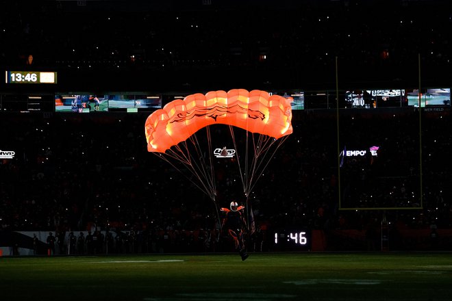 Padalci običajno pristanejo na športnem igrišču. FOTO: Isaiah J. Downing/Reuters