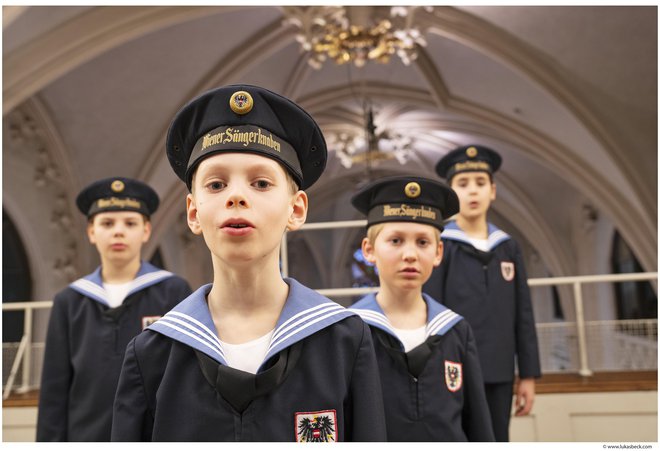 Z zborom navežejo stik na različne načine, včasih za to poskrbijo starši, včasih sami, brez njihove vednosti. Navadno z zborom ostanejo v stiku tudi, ko ga zapustijo. FOTO: Lukas Beck