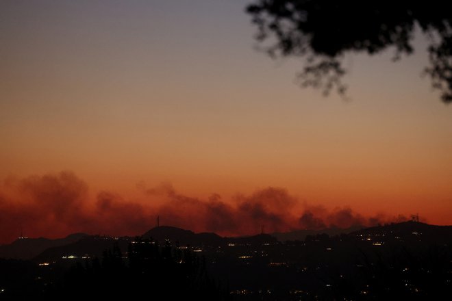 Dim nad požarom Palisades, ki je najobsežnejši. FOTO: Mario Anzuoni/Reuters