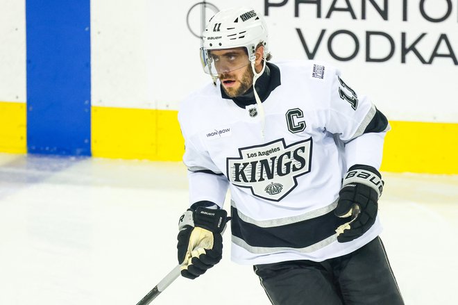 Jan 11, 2025; Calgary, Alberta, CAN; Los Angeles Kings center Anze Kopitar (11) skates during the warmup period against the Calgary Flames at Scotiabank Saddledome. Mandatory Credit: Sergei Belski-Imagn Images Foto Sergei Belski Usa Today Sports Via Reuters Con