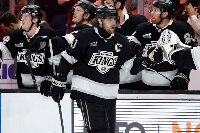 LOS ANGELES, CALIFORNIA - DECEMBER 29: Anze Kopitar #11 of the Los Angeles Kings celebrates a goal against the Philadelphia Flyers in the third period at Crypto.com Arena on December 29, 2024 in Los Angeles, California. Ronald Martinez/Getty Images/AFP (Photo by RONALD MARTINEZ/GETTY IMAGES NORTH AMERICA/Getty Images via AFP) Foto Ronald Martinez Getty Images Via Afp