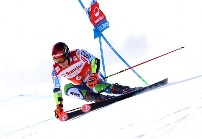 Žan Kranjec zaostaja za nekaj manj kot sekundo. FOTO: Denis Balibouse/Reuters