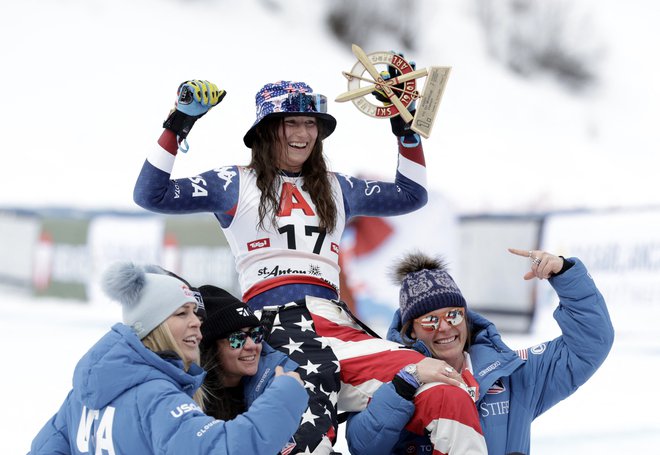 Prvo slavje Lauren Macuga na ramenih sotekmovalk. FOTO: Leonhard Foeger/Reuters