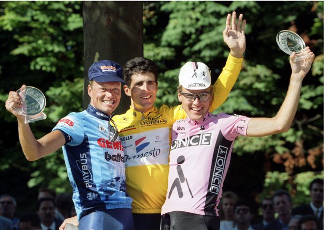 Miguel Indurain (v sredini, levo Bjarne Riis in desno Alex Zülle) verjame v možnosti Pogačarja za novo zmago na Touru. Foto Jacky Naegelen/Reuters