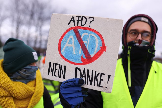 »AfD? Ne, hvala,« piše na plakatu udeleženca protestov ta konec tedna v Riesi na Saškem. FOTO: Thilo Schmuelgen/Reuters