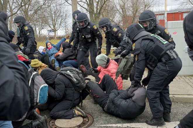 Protestniki so v Riesi blokirali več cest, da bi tako preprečili delegatom AfD udeležbo na kongresu. FOTO: Matthias Rietschel/Reuters