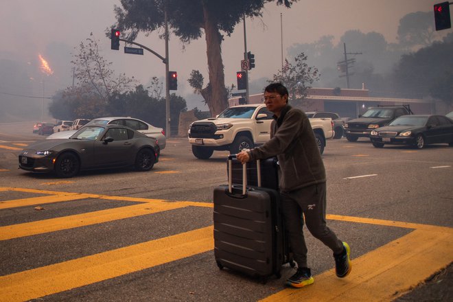 Zaradi požarov razseljeni ljudje prihajajo v hotele, kjer pa so se cene nastanitev močno zvišale. FOTO: AFP