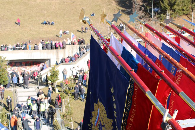 Že dopoldne so se ljudje začeli zbirati pred spomenikom NOB. FOTO: Bojan Rajšek/Delo