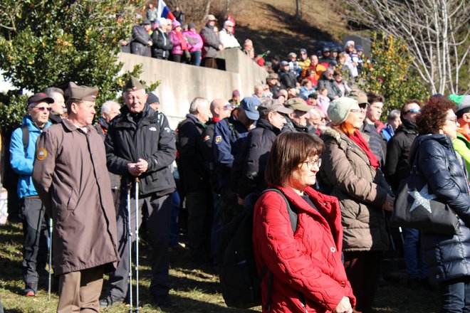 Velika množica ljudi se je udeležila slovesnosti pri spomeniku NOB v Dražgošah. FOTO: Bojan Rajšek/Delo