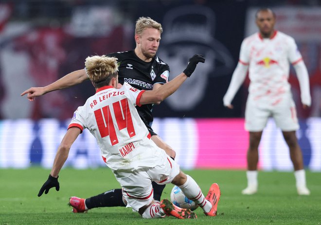 Kevin Kampl je prispeval svoj delež k novi zmagi Leipziga. FOTO: Ronny Hartmann/AFP