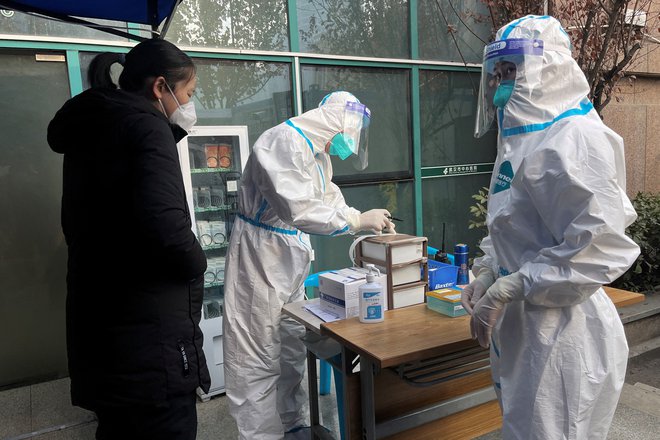 Pred petimi leti je Kitajska objavila prvi smrtni primer zaradi koronavirusa. FOTO: Tingshu Wang/Reuters