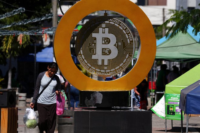 Bitcoin je star 16 let, z njim pa težko plačaš denimo pico. Foto Jose Cabezas/Reuters