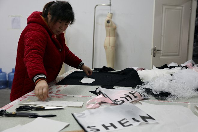 Shein s svojimi napornimi urniki in včasih nižjimi plačami morda ni vir udobja za vse svoje delavce. Vendar je za nekatere vir ponosa. FOTO: Florence Lo/Reuters