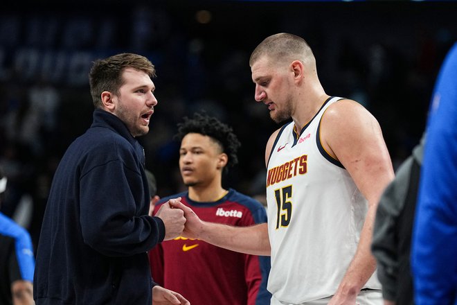 Pođkodovani Luka Dončić je čestital Nikoli Jokiću. FOTO: Glenn James/AFP