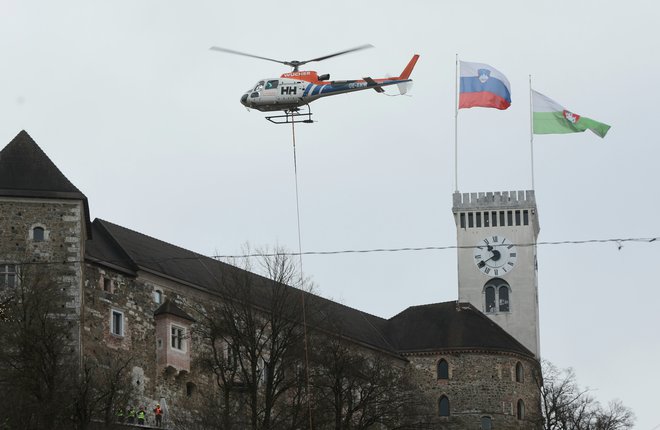 Od danes do petka bo prvič pri nas potekalo helikoptersko spravilo odstranjenih dreves z Grajskega griča. FOTO: Blaž Samec/Delo