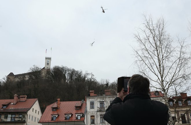 Helikopter les odvaža na začasno deponijo ob Cesti slovenskih kmečkih uporov. FOTO: Blaž Samec/Delo