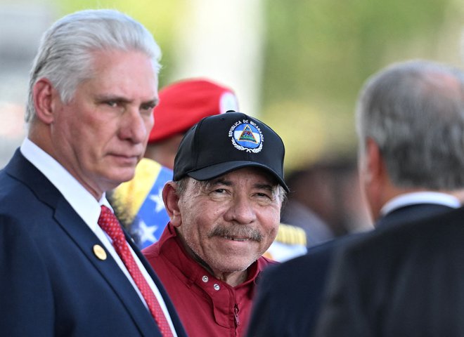 Samo Miguel Díaz-Canel (levo) s Kube in Daniel Ortega iz Nikaragve sta prišla na Madurovo inavguracijo. FOTO: Juan Barreto/AFP