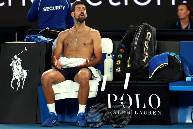 Novak Đoković je pritegnil pozornost tudi med počitkom. FOTO: David Gray/AFP