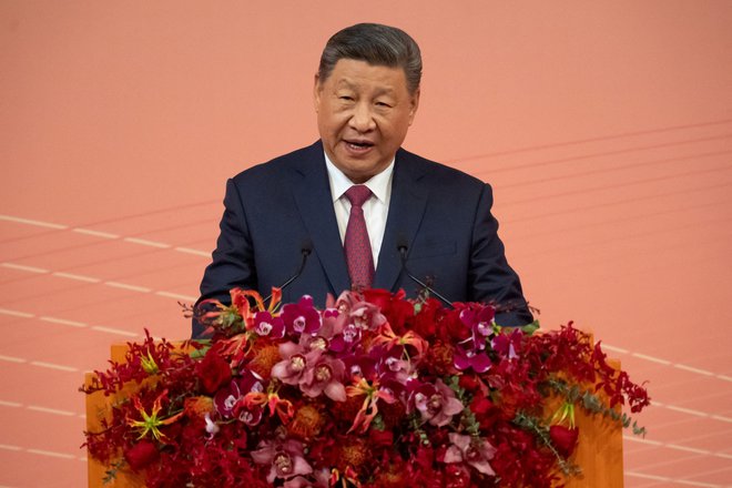 Kitajski voditelji, Xi Jinping in drugi, si želijo, da bi proizvodnjo selili v notranjost Kitajske, ne v države s cenejšo delovno silo. FOTO: Anthony Kwan/Reuters