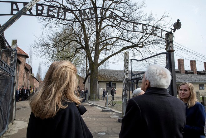 Ob obisku italijasnkega predsednika Sergia Mattarelle v Spominskem muzeju Auschwitz-Birkenau leta 2023. FOTO: Italian Presidency Press Office Via Reuters