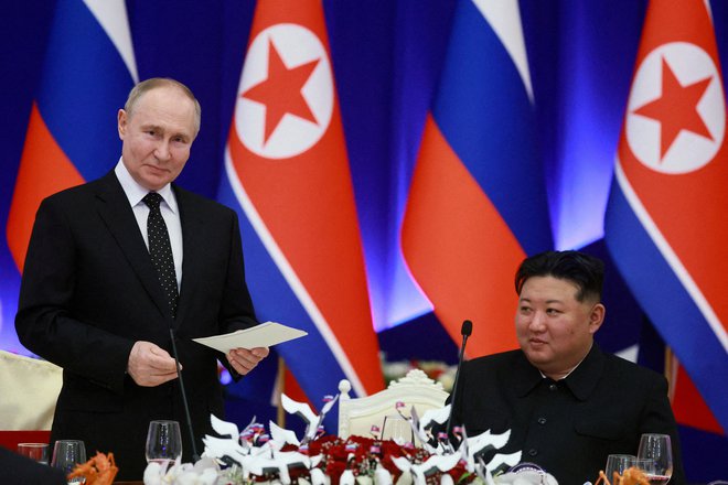 Podoben sporazum je Putin junija lani podpisal tudi z voditeljem Severne Koreje Kim Džong Unom, ki predvideva medsebojno vojaško podporo v primeru oboroženega napada.
 FOTO: Vladimir Smirnov/Reuters