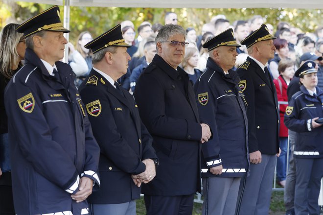 Boštjan Poklukar je do zdaj Senada Jušića kljub vsem dvomom o njegovem imenovanju in izkušnjah branil. Bo zdaj, ko se njemu maje stolček, drugače? FOTO: Leon Vidic