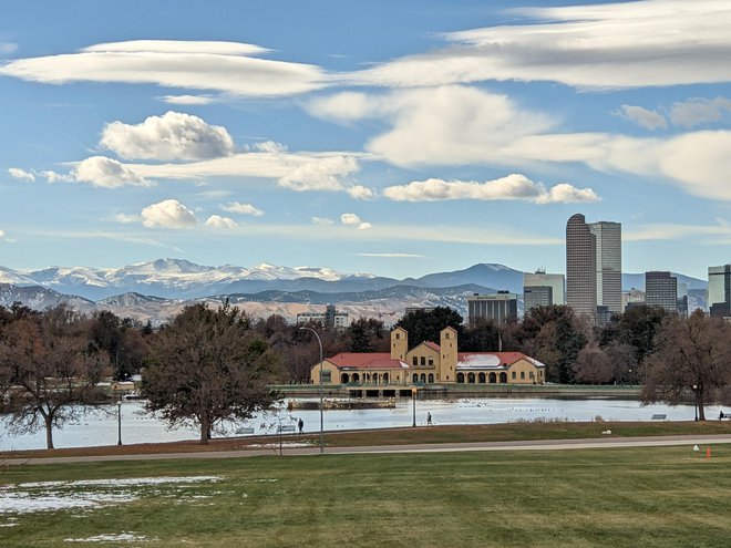 Denver sestavlja mešanica poslovnih stavb, industrijskih poslopij, visokih nebotičnikov in viktorijanskih hiš, ki stojijo ob širokih avenijah in manjših ulicah. FOTO: Matjaž Panjan