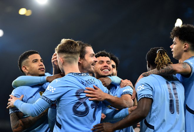 Manchester City čaka še kar nekaj pravnih bitk, predvsem zaradi nelegalnega financiranja kluba pod pretvezo sponzorskih pogodb. FOTO: Peter Powell/Reuters