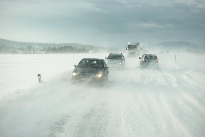 Promet na delih Balkana poleg silovitega vetra ovirata tudi sneženje in poledica. (Slika je simbolična.) FOTO: Jure Eržen/Delo 