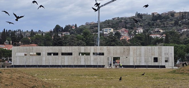 Gostinsko-trgovski objekt pri teniških igriščih je sprožil veliko razprav in nasprotovanj. Zdaj bodo delno zaprli še cesto med Lucijo in Portorožem. Foto Boris Šuligoij