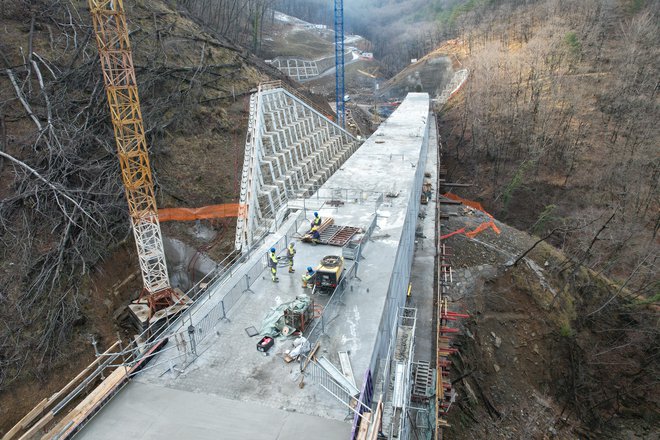 Pred tremi meseci so na oporniku viadukta Glinščica (na fotografiji) izmerili, da se je celotno pobočje nad portalom predora T1 v dolini Glinščica premaknilo za približno pet centimetrov. Foto arhiv 2TDK