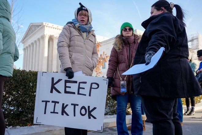 V ZDA se kljub zakonu približno 170 milijonov uporabnikov ne želi odpovedati aplikaciji za snemanje kratkih vsebin. FOTO: Andrew Harnik/AFP