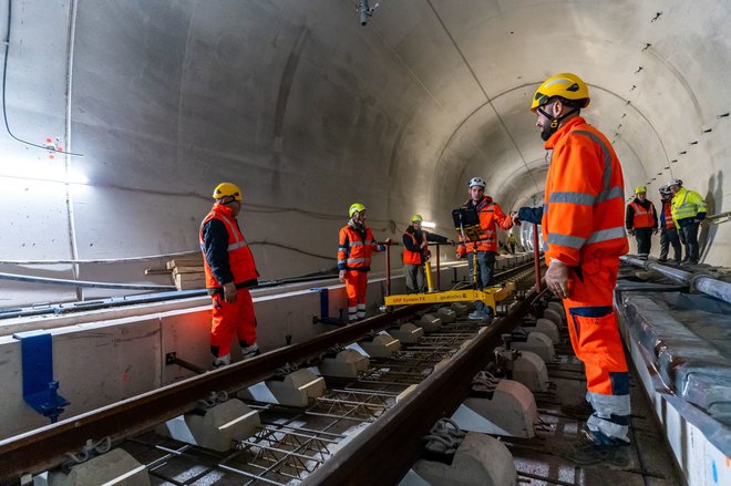 Do zdaj so delavci Železniško-gradbenega podjetja Ljubljana položili že 500 metrov tirov v beton. Pričakovana življenjska doba takih tirov je 60 let. Foto arhiv 2TDK