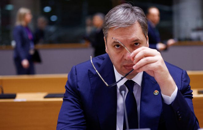 Srbski predsednik Aleksandar Vučić svoje govore rad začini z dramaturškimi vložki, s katerimi ljudstvu oslika, kako trdo dela in se žrtvuje za Srbijo, a zadnje dni se zdi, da mu res ni prav lahko. FOTO Johanna Geron Reuters