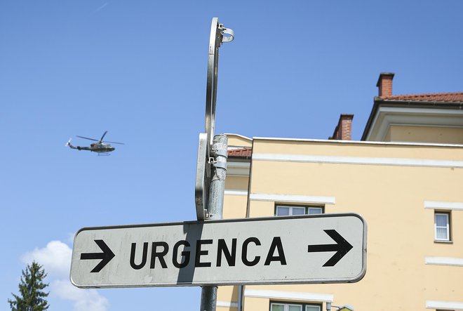 Heliport UKC Ljubljana je zaradi okvare protipožarnega sistema od 21. oktobra 2024 zaprt. Helikopterji zato pristajajo v vojašnici v Mostah, nato pa bolnike z reševalnim vozilom prepeljejo v UKC. FOTO: Jože Suhadolnik/Delo