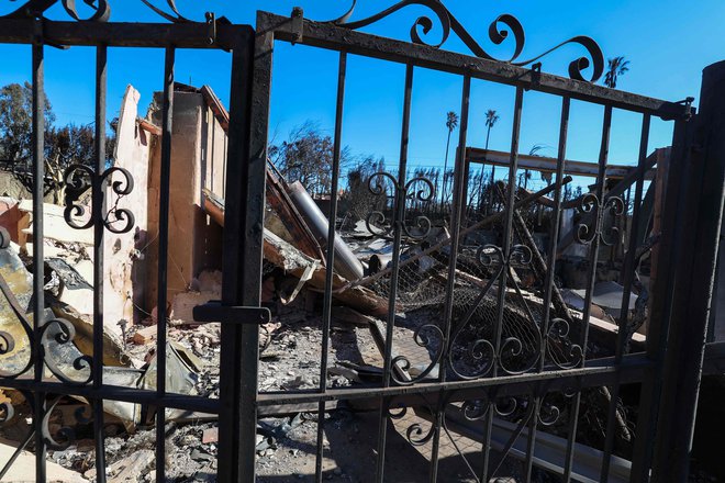 Uničenih je bilo več kot 12.000 objektov. Ocene škode znašajo okoli 250 milijard dolarjev, kar bi lahko pomenilo, da gre za najdražji požar v ameriški zgodovini. FOTO: AFP